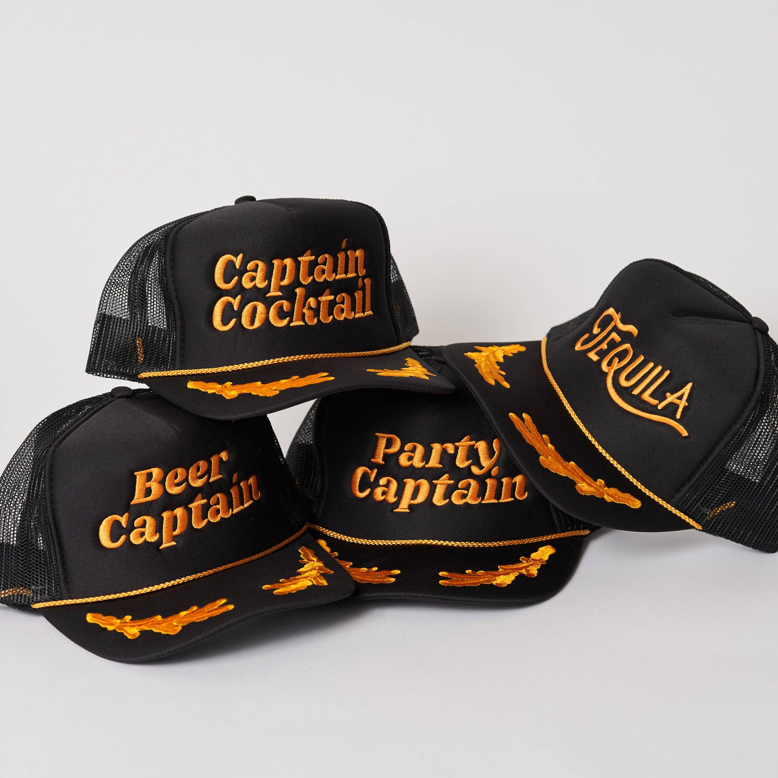Kapten Blk/Gld Party Captain Trucker Hat för wholesale på Faire3