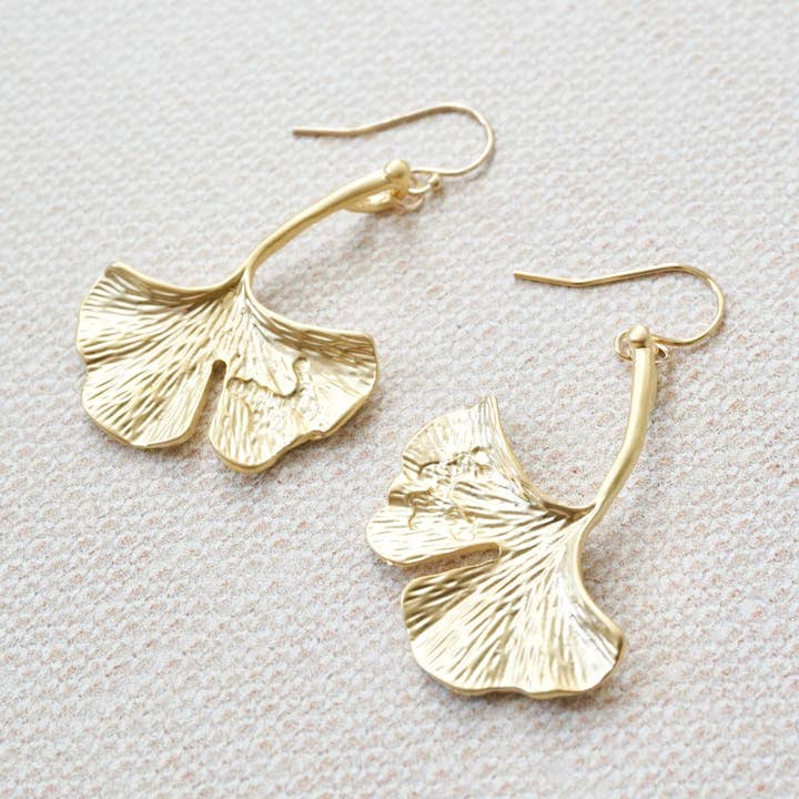 Goldene Gingko-Ohrringe, Ginko-Blatt-Ohrringe, Langer goldener für den Großhandel von YSM Designs