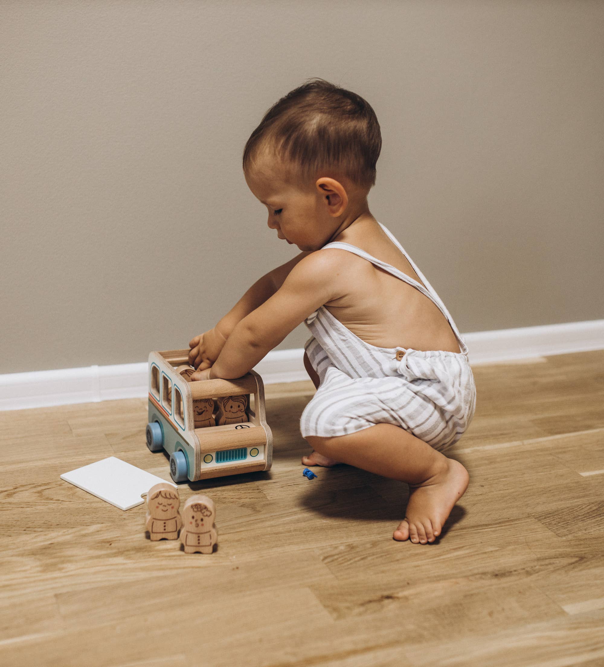 ODEAS - Wholesale Wood Toy - Kids - Wooden Bus With 6 Passengers5