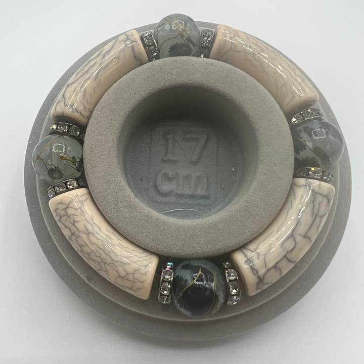 Bracelet en pierre précieuse/os, perle peinte à la main en sauge pour la vente par Ritzy Roxx