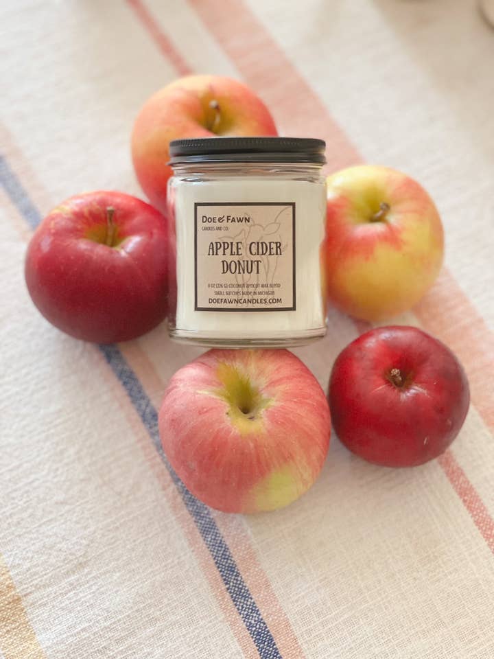 BEIGNET AU CIDRE DE POMME/pot transparent de 8 oz avec couvercle noir pour la vente par Doe & Fawn Candles and Co.