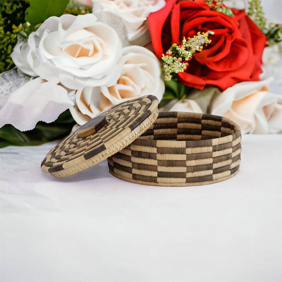 The African Home Goods - Venta al por mayor Cestas - Cesta clásica de almacenamiento cilíndrica tejida con tapa: cestas Sunga con tapa, color marrón1