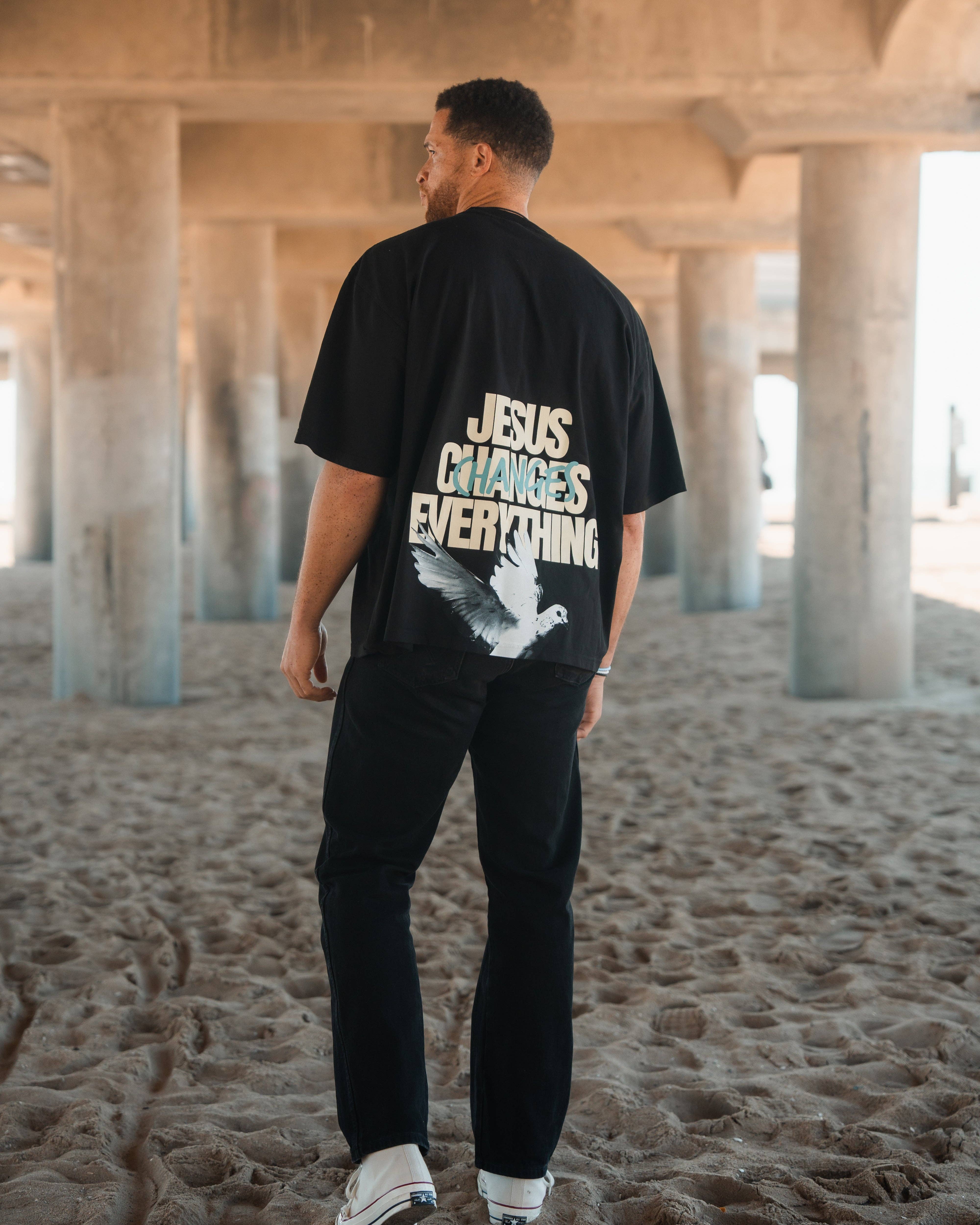 In God We Must – T-shirt estampada - Homem por atacado – T-shirt 'Jesus Muda Tudo'4