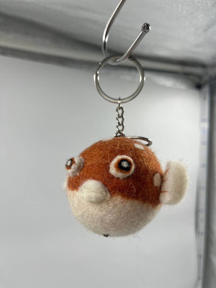 Porta-chaves de Baiacu Castanho em Feltro Feito à Mão e Fofo por atacado de Funky Yak Ltd