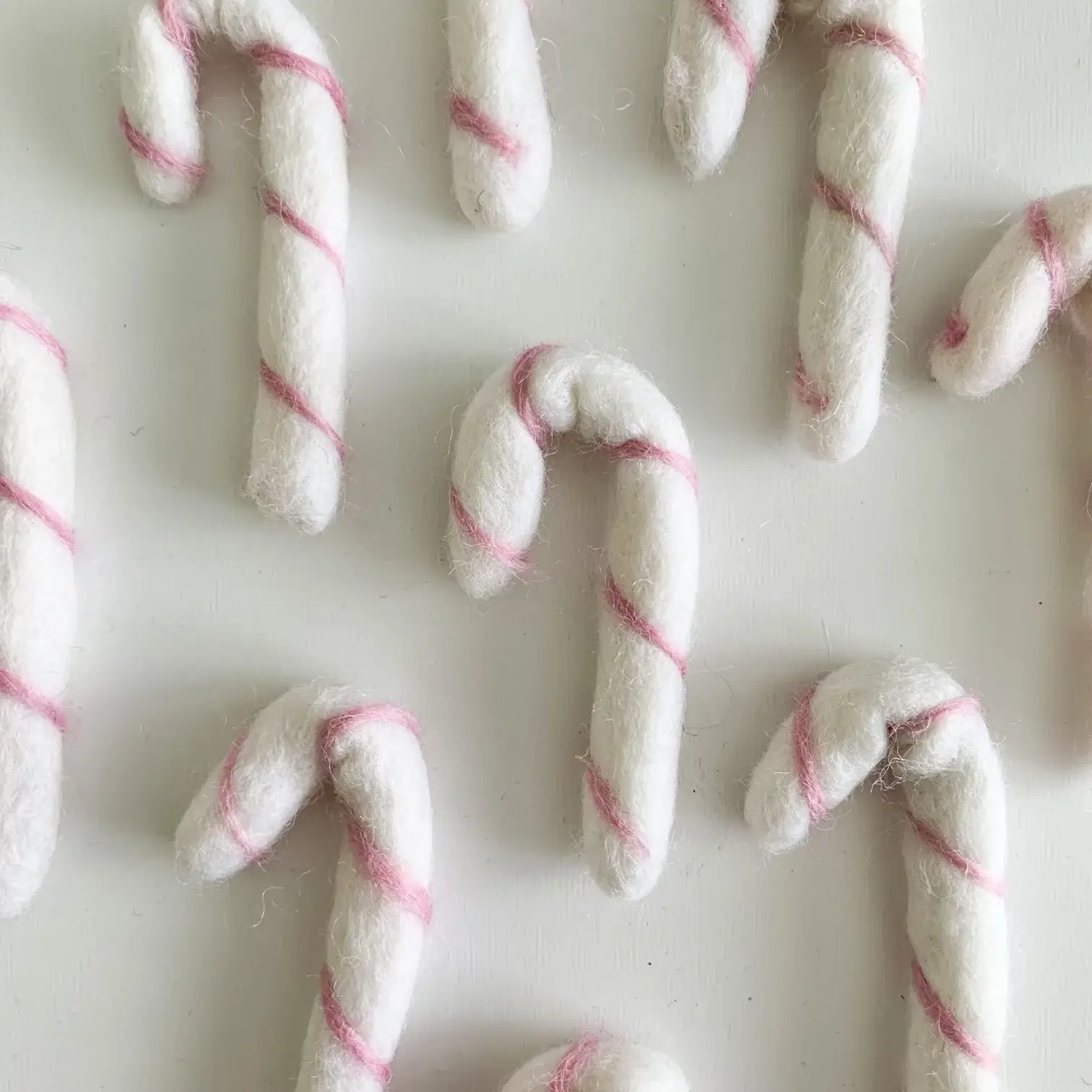 Sewing Seeds Play – Decoração de Natal por atacado – Bengano One Felt Docy - Branco Com Riscas Rosa1