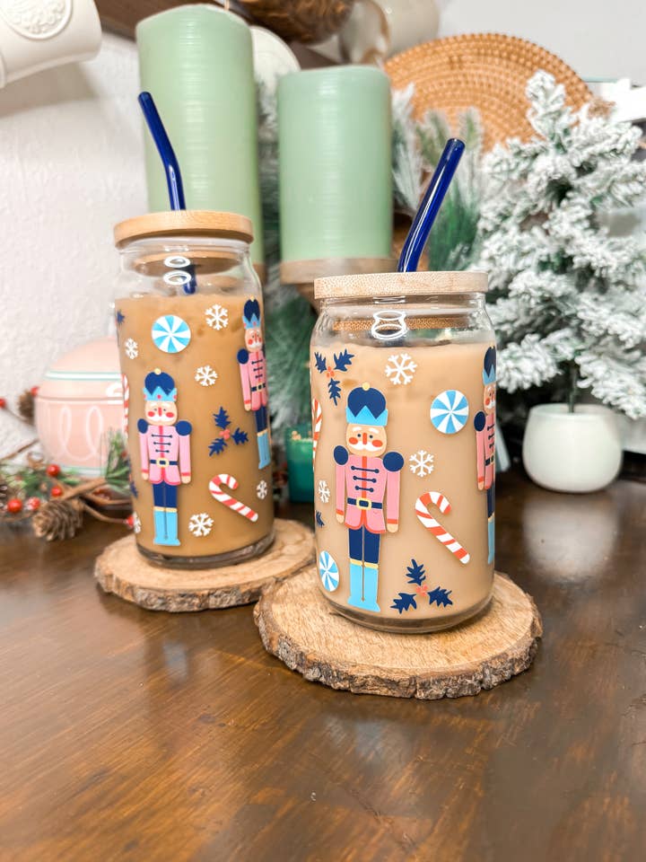 Schiaccianoci Christmas 16oz e 20oz - Tazza di vetro da caffè ghiacciato per la vendita all'ingrosso da parte di Curly Tailed Designs