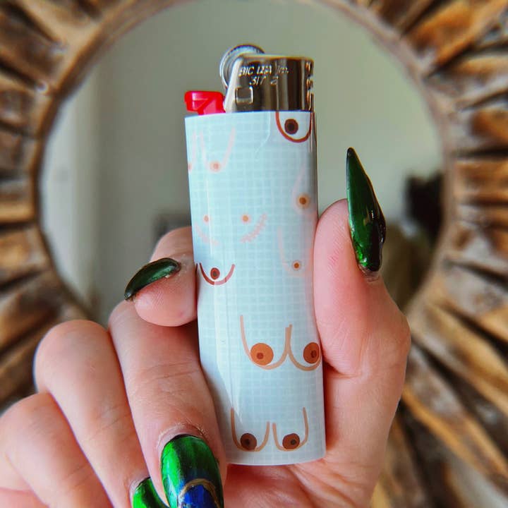 Boobs Are Awesome - Enveloppe en vinyle pour briquet pour la vente par Chaos Magic Studio