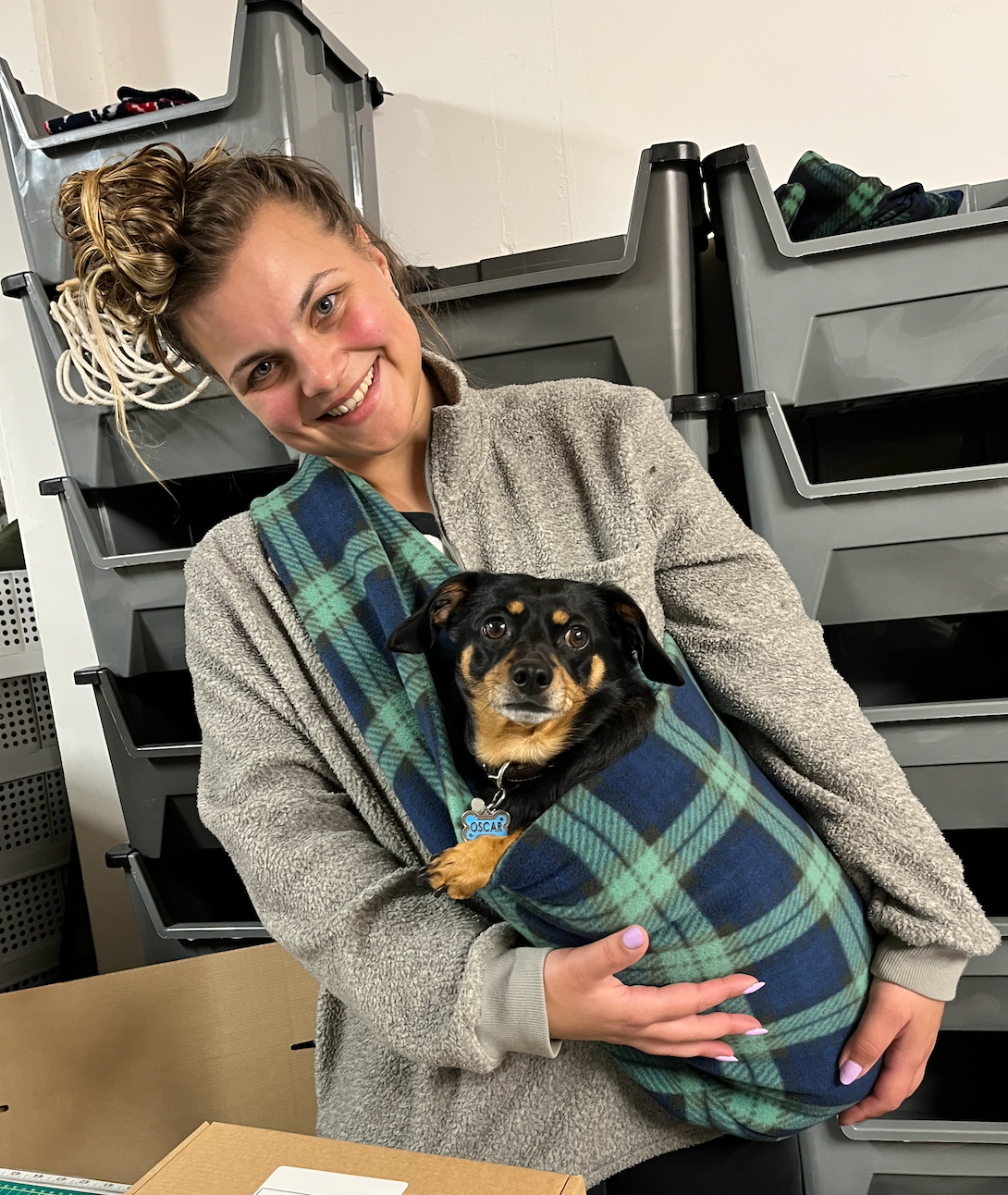 Hugo and Ted Ltd - Vente Caisse de transport – chien - Écharpe porte-chien en polaire10