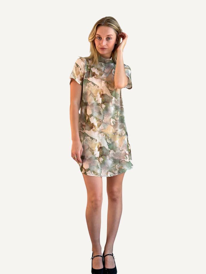 Robe T-shirt courte blanche à motif vert pour la vente par Lacerf