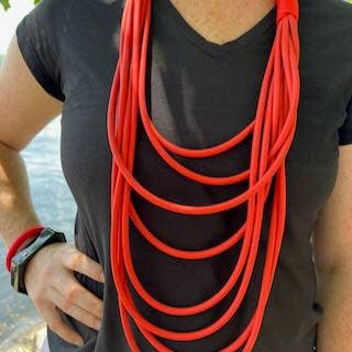 Alter Ego Designs - Vente Colliers plastrons - WAVE : Collier long en caoutchouc rouge à plusieurs brins Edgy 2