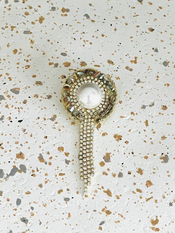 Broche de fantasía redondo gris y blanco nacarado, flecos de strass para venta al por mayor de Innaya