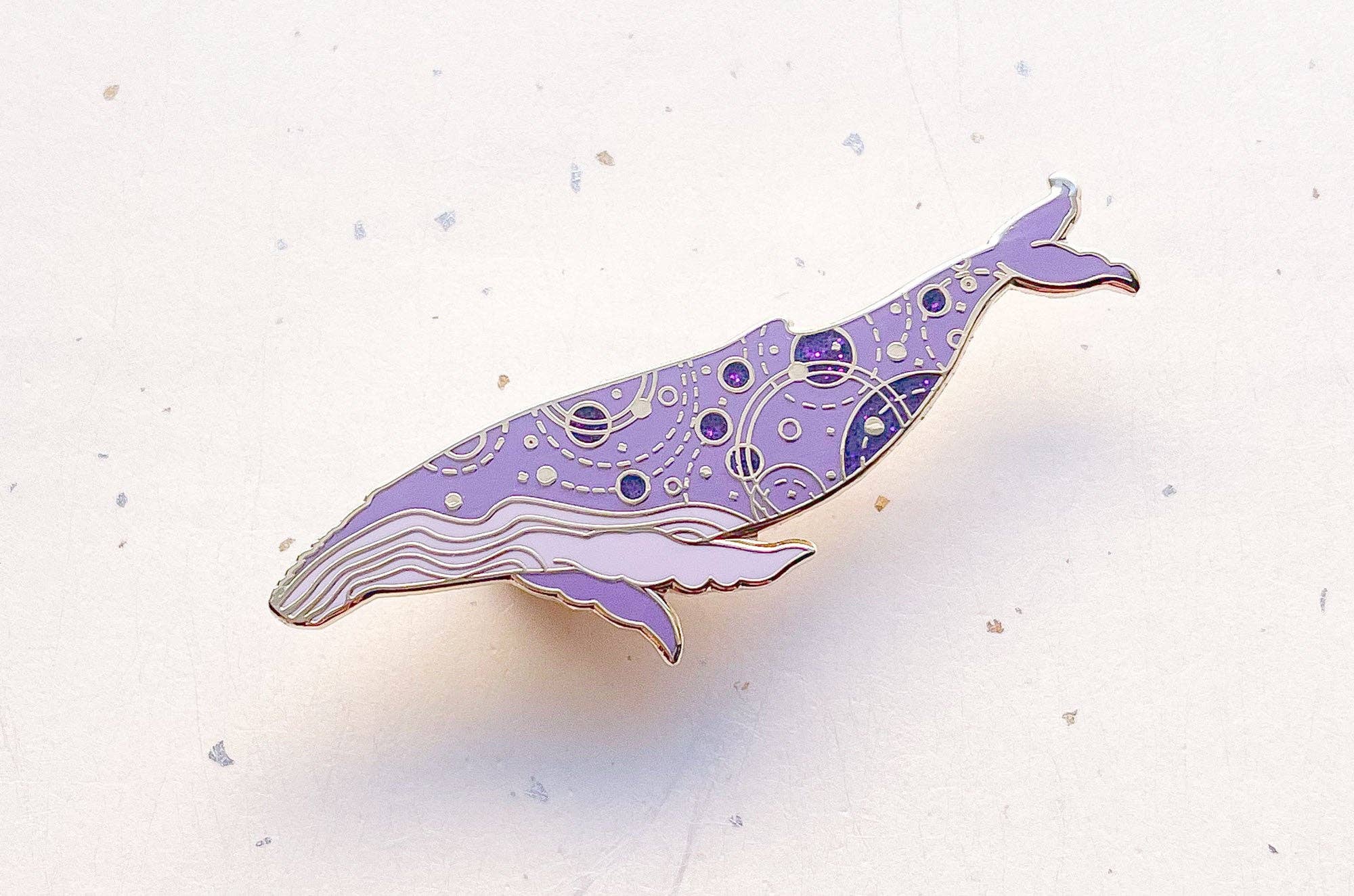 Alum and Ink - Wholesale Reversspeld/knoop - Orbitale bultrug (zeesirene) speld1