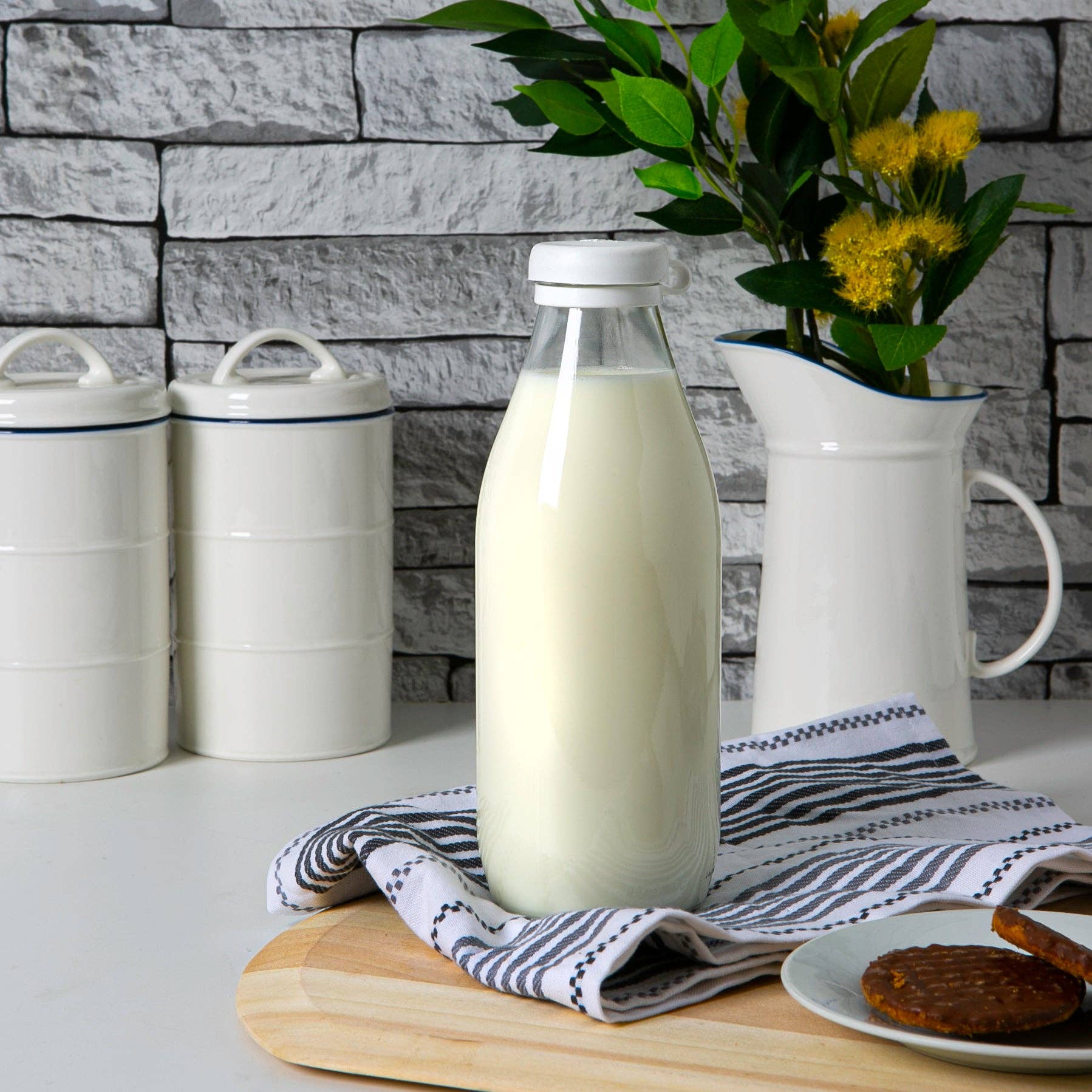 Rinkit Ltd – wholesale Milk/juice bottle – Argon Tableware Glass Milk Bottle with Silicone Lid - 1L1