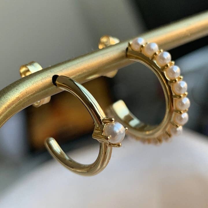 Boucles d'oreilles Pearl Hoop pour la vente par FALA