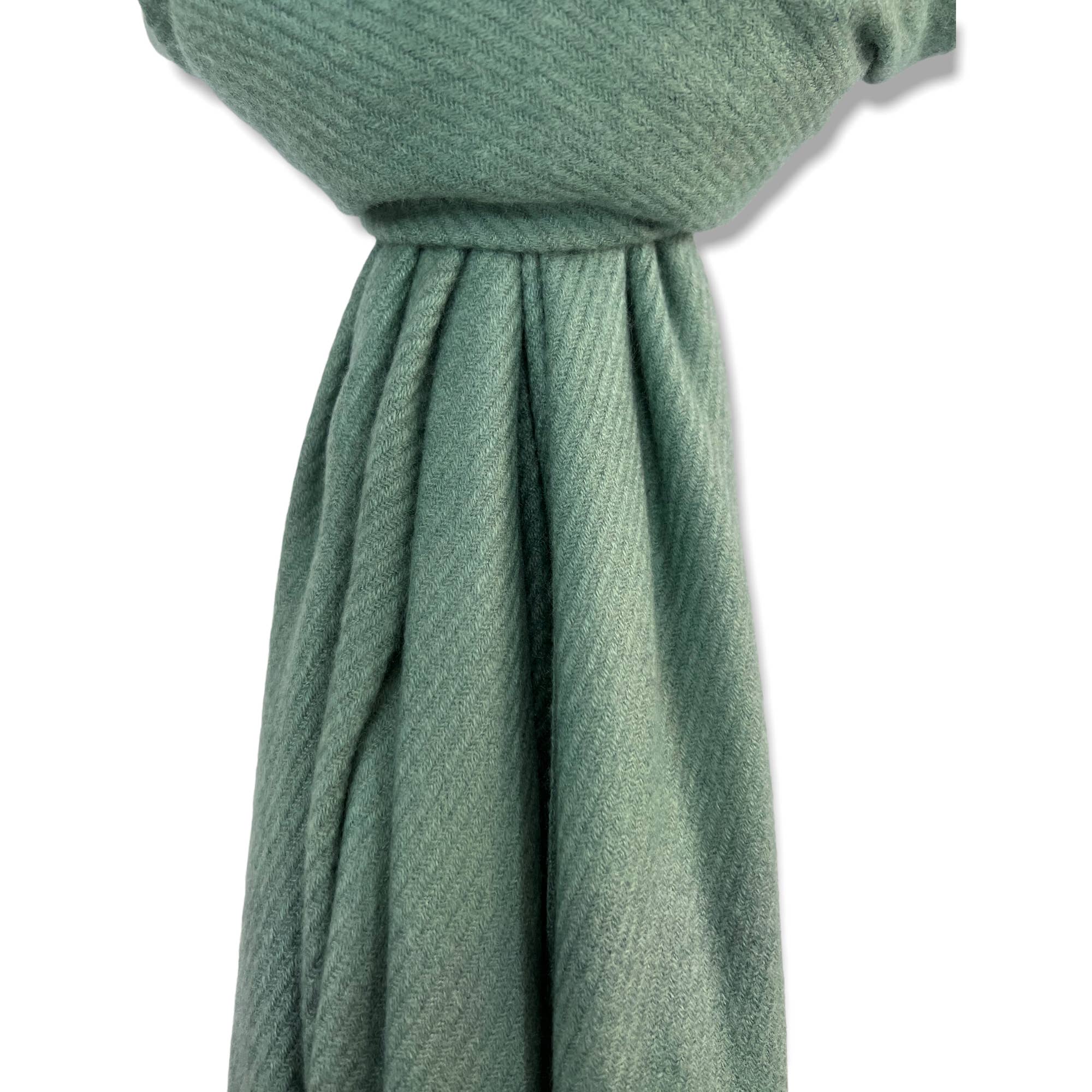 London Scarves – wholesale Scarf – Women's – Plain cashmere mix ribbed winter scarf with tassel11
