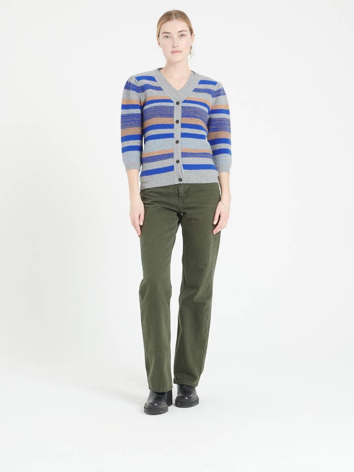 V-Ausschnitt-Cardigan aus 6-fädigem Kaschmir MIA 11 für den Großhandel von STUDIO CASHMERE8