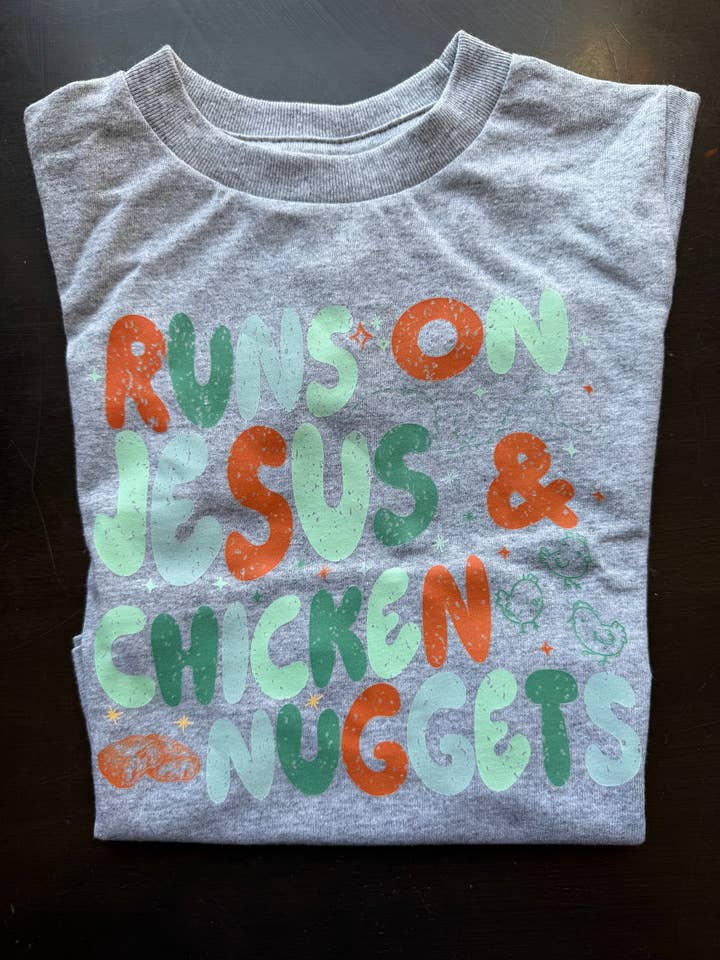 Draait op Jezus & Kipnuggets T-shirt JEUGD voor wholesale door Poppy & Aster