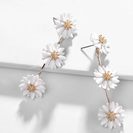 Orecchini a bottone bianchi con tripla margherita per la vendita all'ingrosso da parte di Fennco Styles