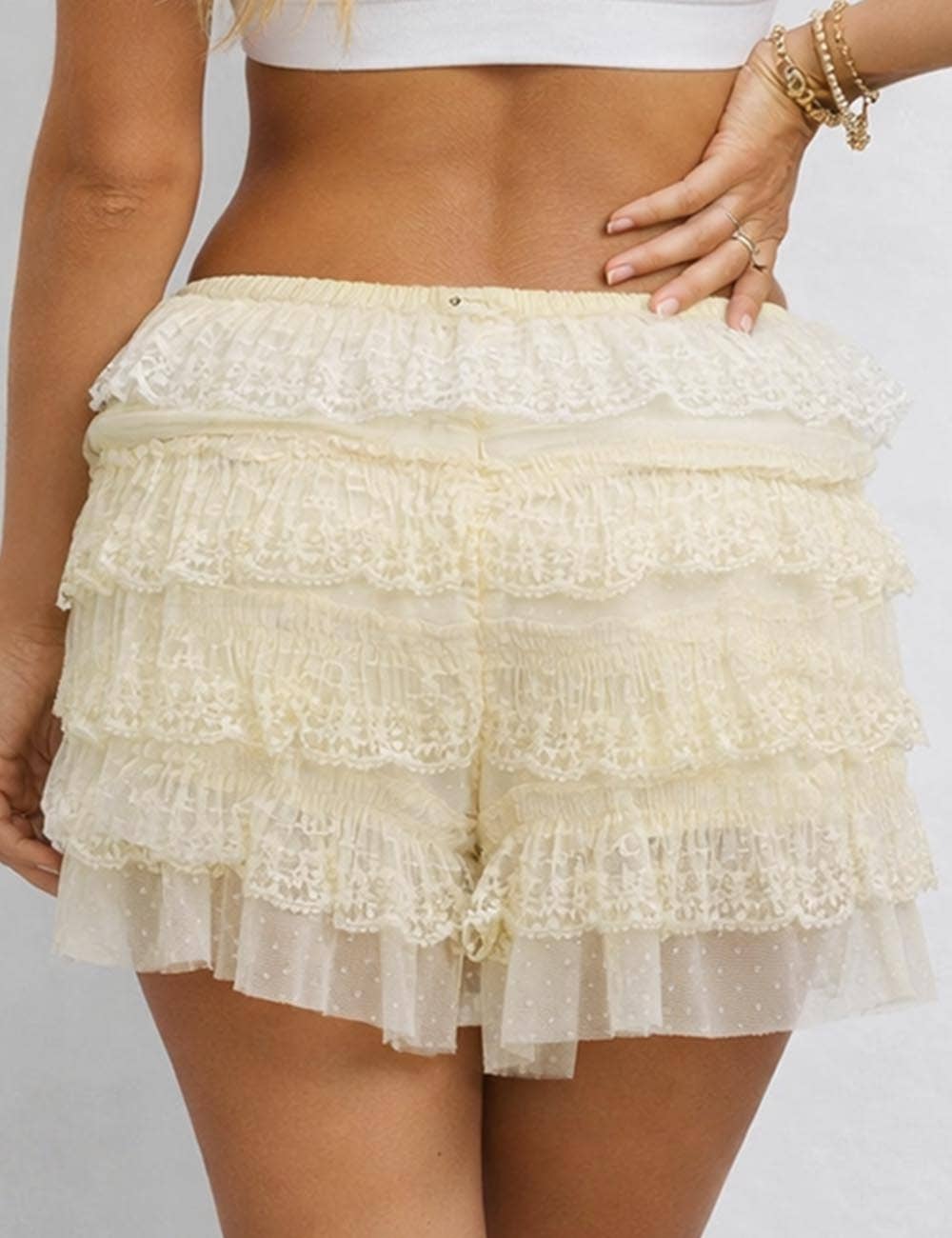 Sweetkama – Großhandel Shorts – Damen – Damen Shorts mit einfarbigem Spitzen-Mesh, gestuften Rüschen und Schleife.5