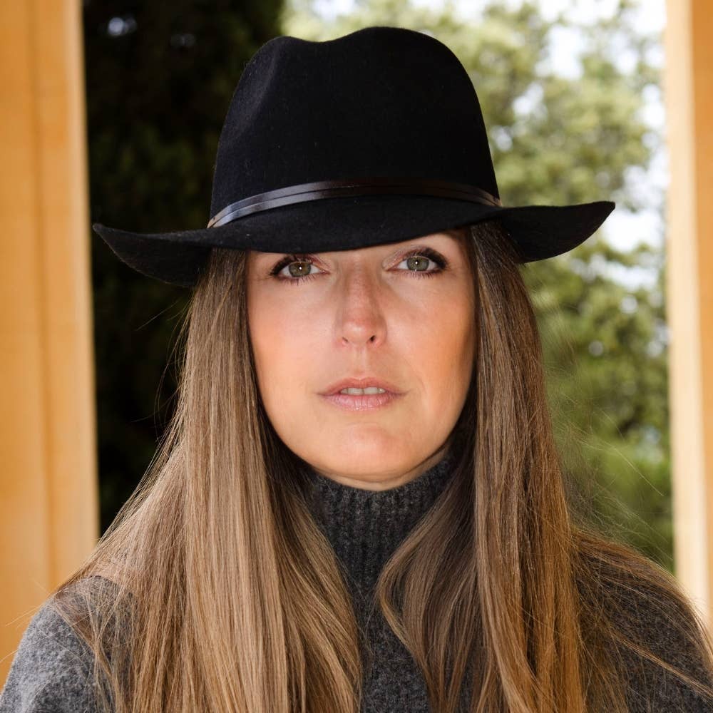 TRAVAUX EN COURS... – Großhandel Fedora-Hut – Damen – Filzhut mit Lederband und rohem Rand3