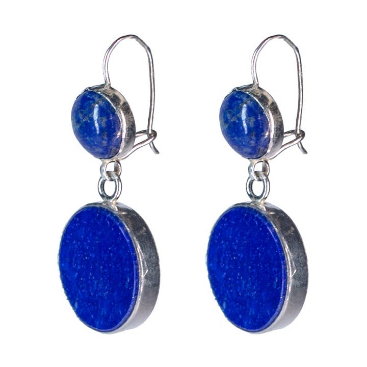 Boucles d'oreilles classiques en argent sterling 925, avec un lapis-lazuli naturel. pour la vente par KUCHI LUXURY