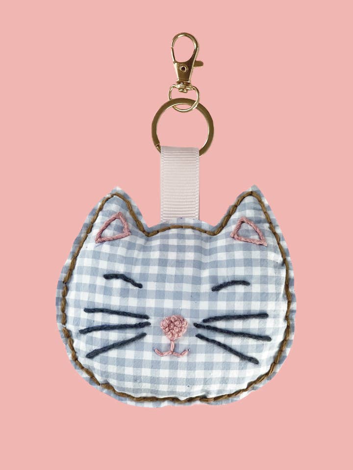 Bestickter Schlüsselanhänger - Blau/weiß karierte Katze für den Großhandel von Les Yeux fripons