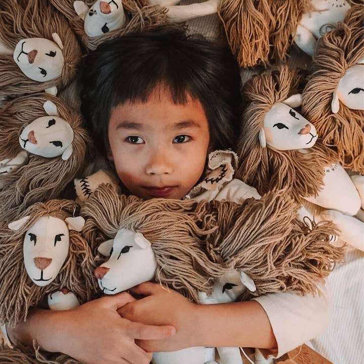 Live As Lions – Engroshandel Plyslegetøj - Børn og baby – „Din løve“ Deluxe: KØB EN GIV EN3