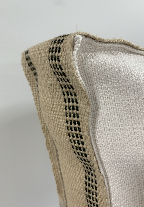 SPLASHWORKS - Wholesale Decoratief kussen - 23" x 15" - Sierkussen - In een veld van rozen1