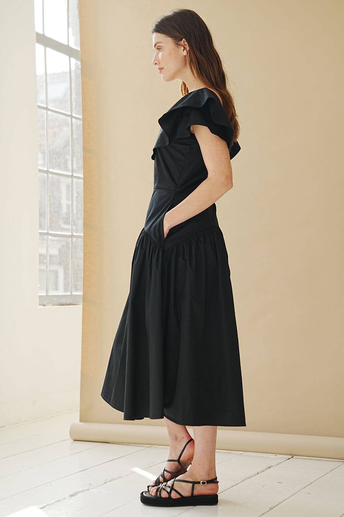 Marianna Déri GmbH - Venta al por mayor Vestido - Mujer - Vestido midi negro con volantes3