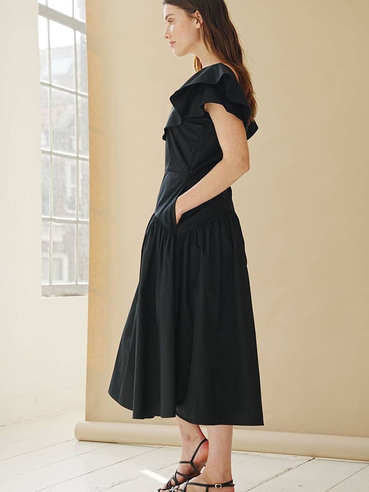 Marianna Déri GmbH - Venta al por mayor Vestido - Mujer - Vestido midi negro con volantes3