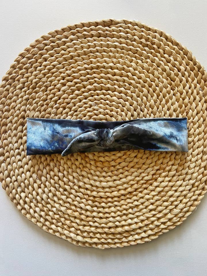 Bandeau à nœud en velours teinté bleu marine pour la vente par Twig + Roe