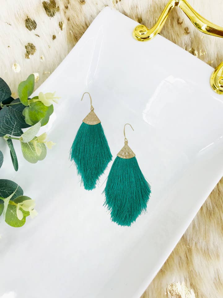 Grande boucle d'oreille avec pendentif à pompon - E19-2776 pour la vente par Magnolia & Peach Jewelry Boutique, LLC