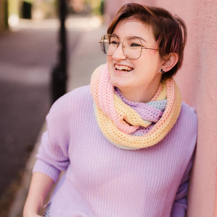 Pastell Regenbogen häkeln unendlich Schal für den Großhandel von Charmed & Cozy