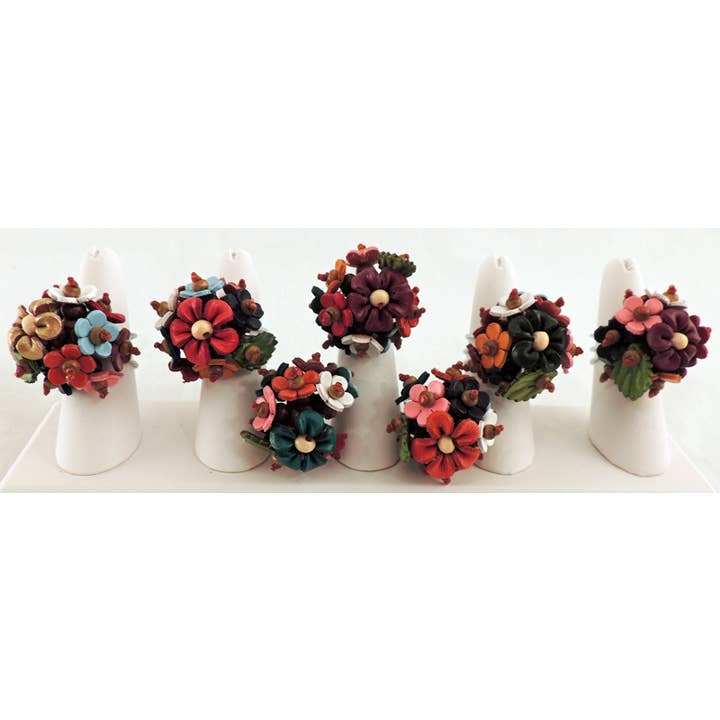Bague en cuir Round Flower Cluster pour la vente par Peaceful Village Inc.