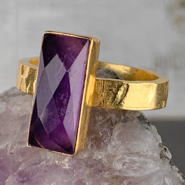 Ametyst rektangelring på et håndhamret gyldent bånd for engroshandel hos KBD Studio
