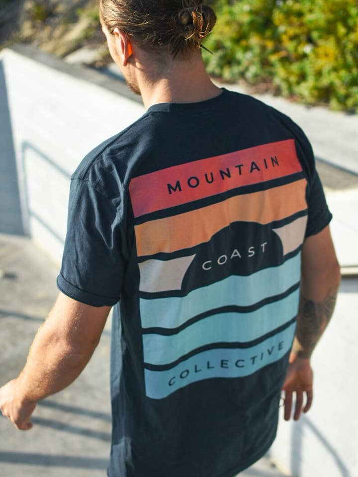 T-shirt Mountain Coast Sunset on the Horizon, chemise aventure. pour la vente par Mountain Coast Collective