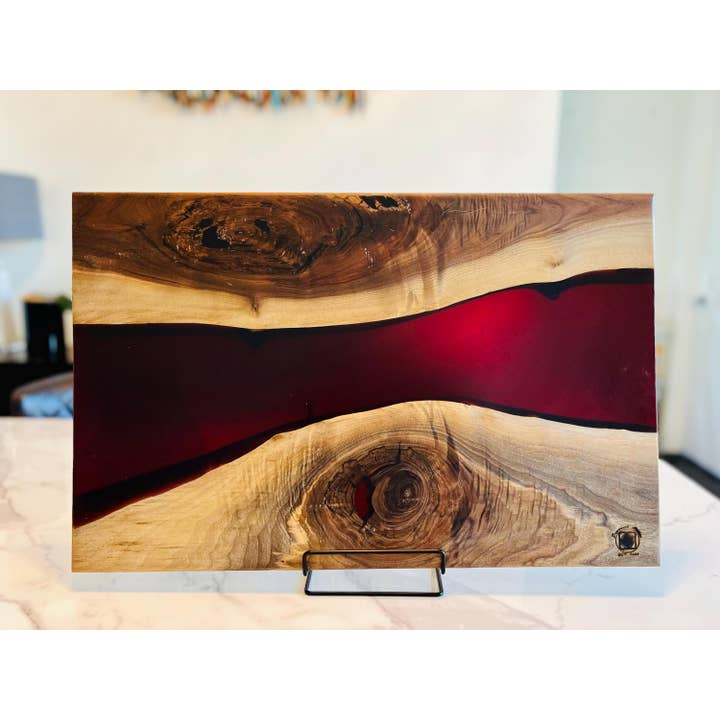 Planche de charcuterie et de service en noyer noir à bord vif pour la vente par DapperwoodSF