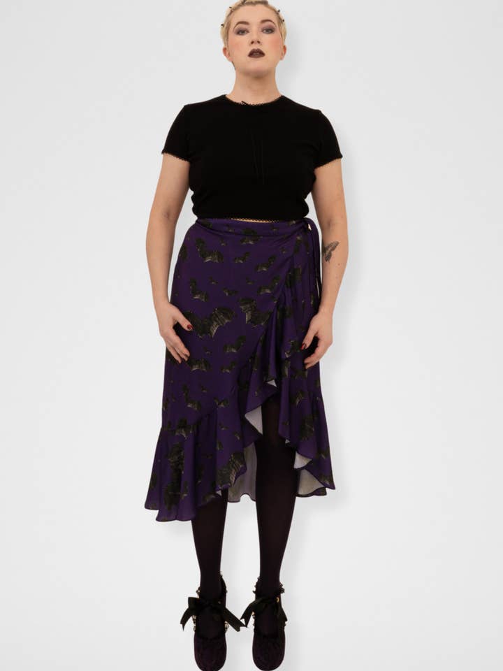 Jupe portefeuille midi à volants avec motifs de chauves-souris - Violet foncé pour la vente par Nikki Marie