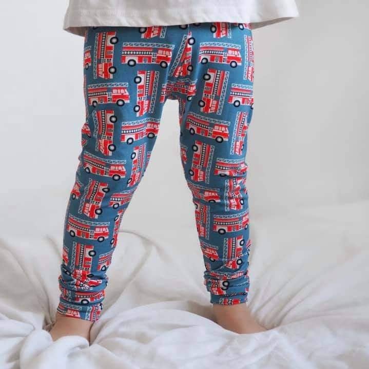 Child & Baby Leggings | Fire Engines för wholesale av Lottie & Lysh