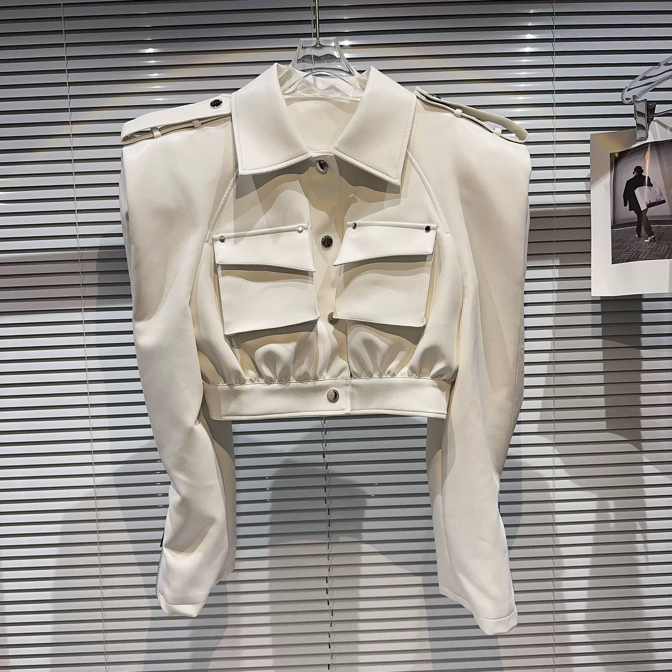 Productseeker – Casaco de couro - Mulher por atacado – JK194Casaco de Estilo Outono com Ombreiras em Pele Sintética5