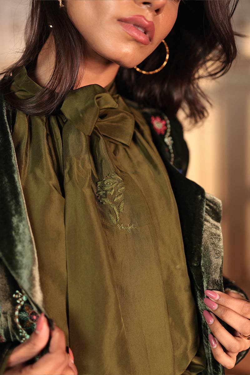 Ornaete – Großhandel Bluse – Damen – KRAWATTENBLUSE AUS SEIDE MIT KLEINEM ROSENDETAIL - Kein Zoll11