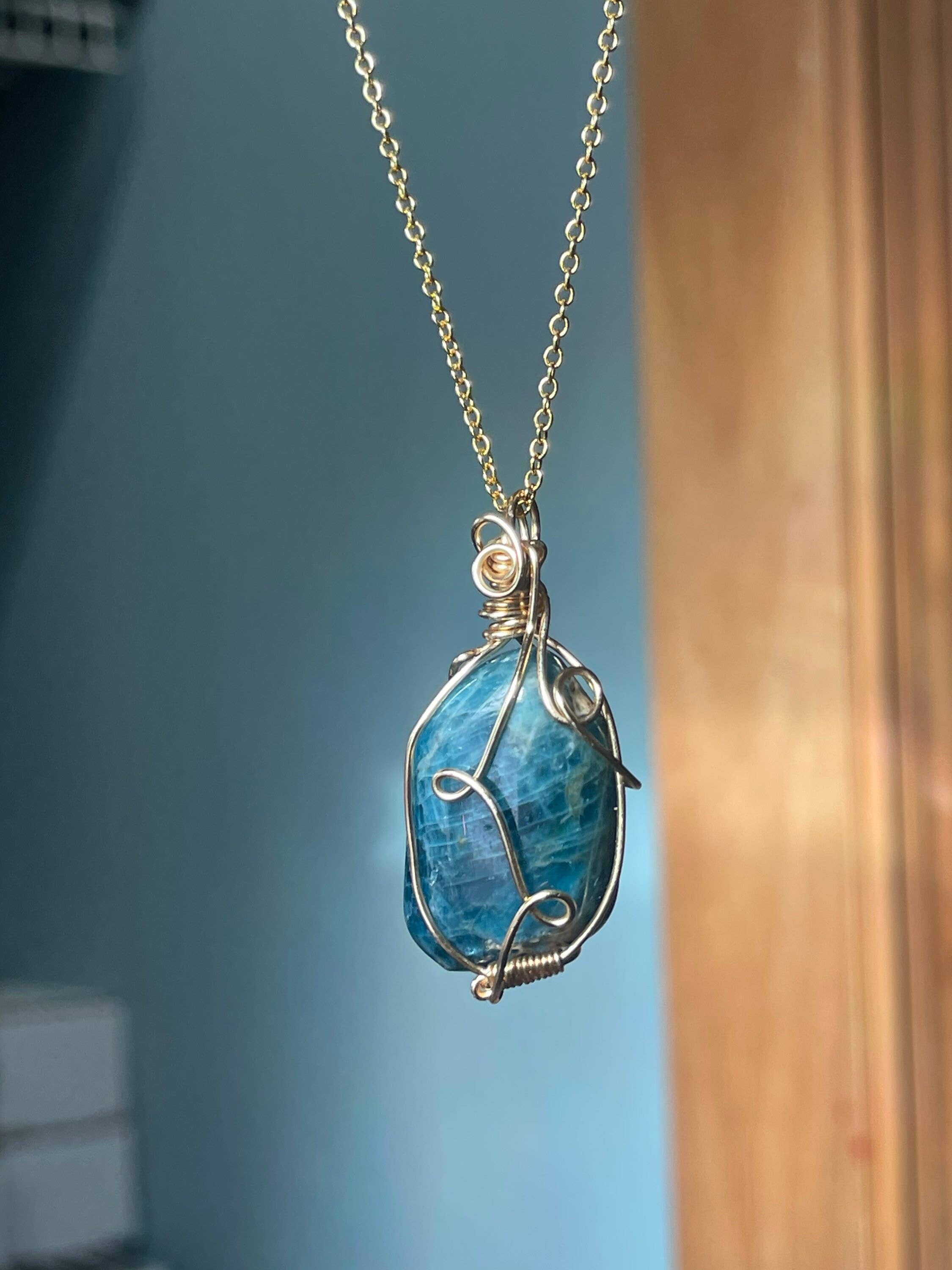 Tumbledshop - Vente Colliers à pendentif - Collier en pierre d'apatite bleue avec pendentif en cristal, Worry Stone7