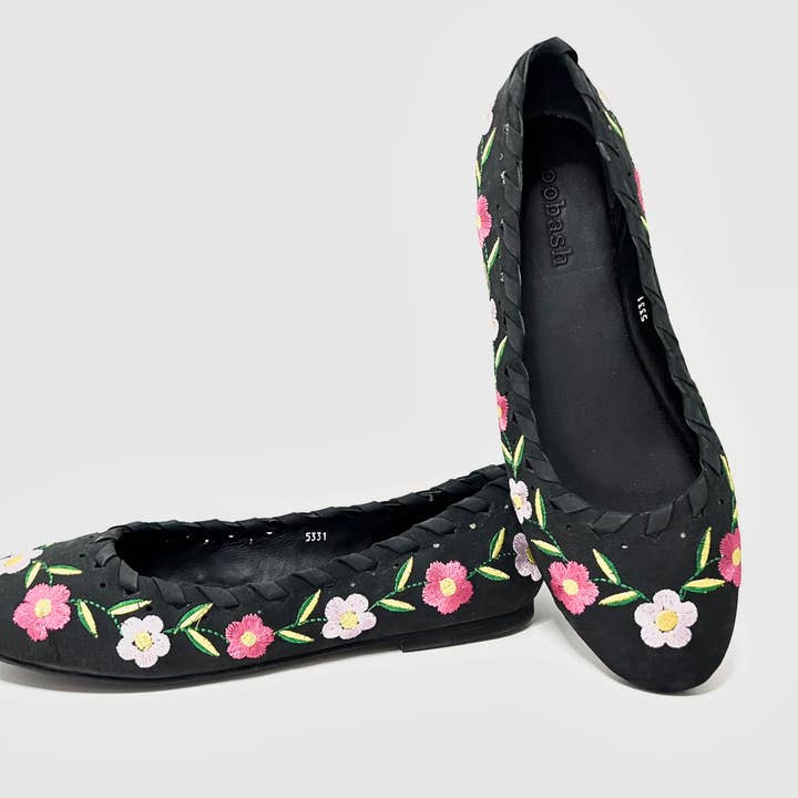 June Ballerina van zwart leer met geborduurde bloemen voor wholesale door Only Partners