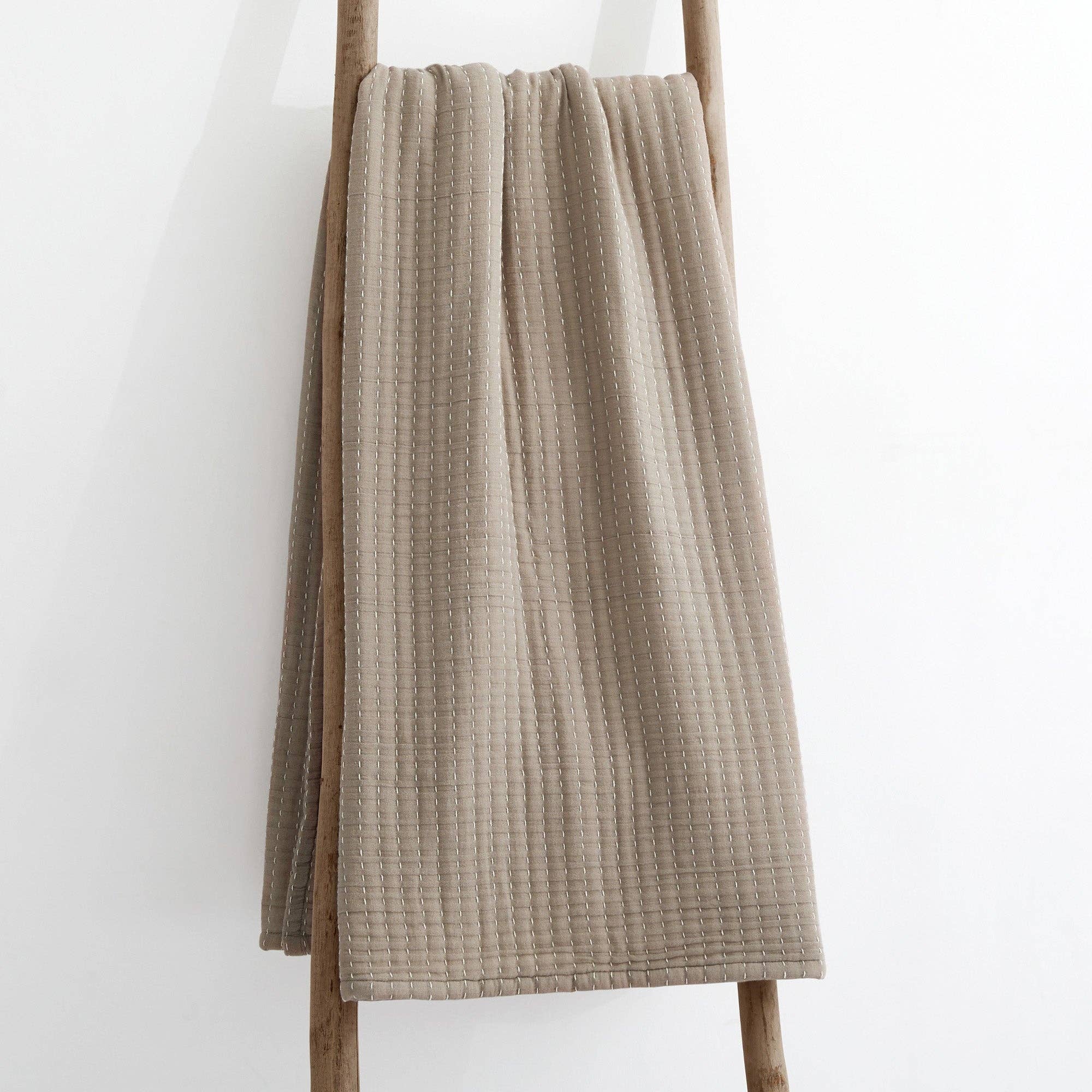 Taupe Caden Cotton Muslin Taupe Throw för wholesale på Faire2