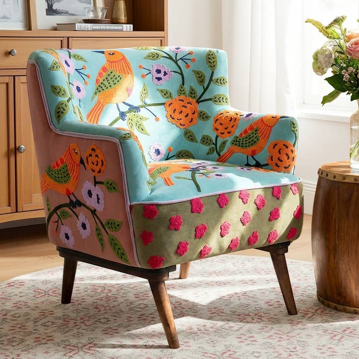 Chaise en bois traditionnelle faite à la main avec broderie florale pour la vente par LR Home