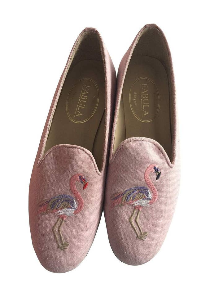 Flamingo Pearlstein pantoffels van lichtroze Italiaans linnen met flamingo borduring voor wholesale door Fabula & Tales