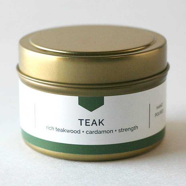 Candela di soia in latta da viaggio TEAK Gold - Legno di teak + Cardamomo, versata a mano (4 oz) per la vendita all'ingrosso da parte di Vacant Wheel