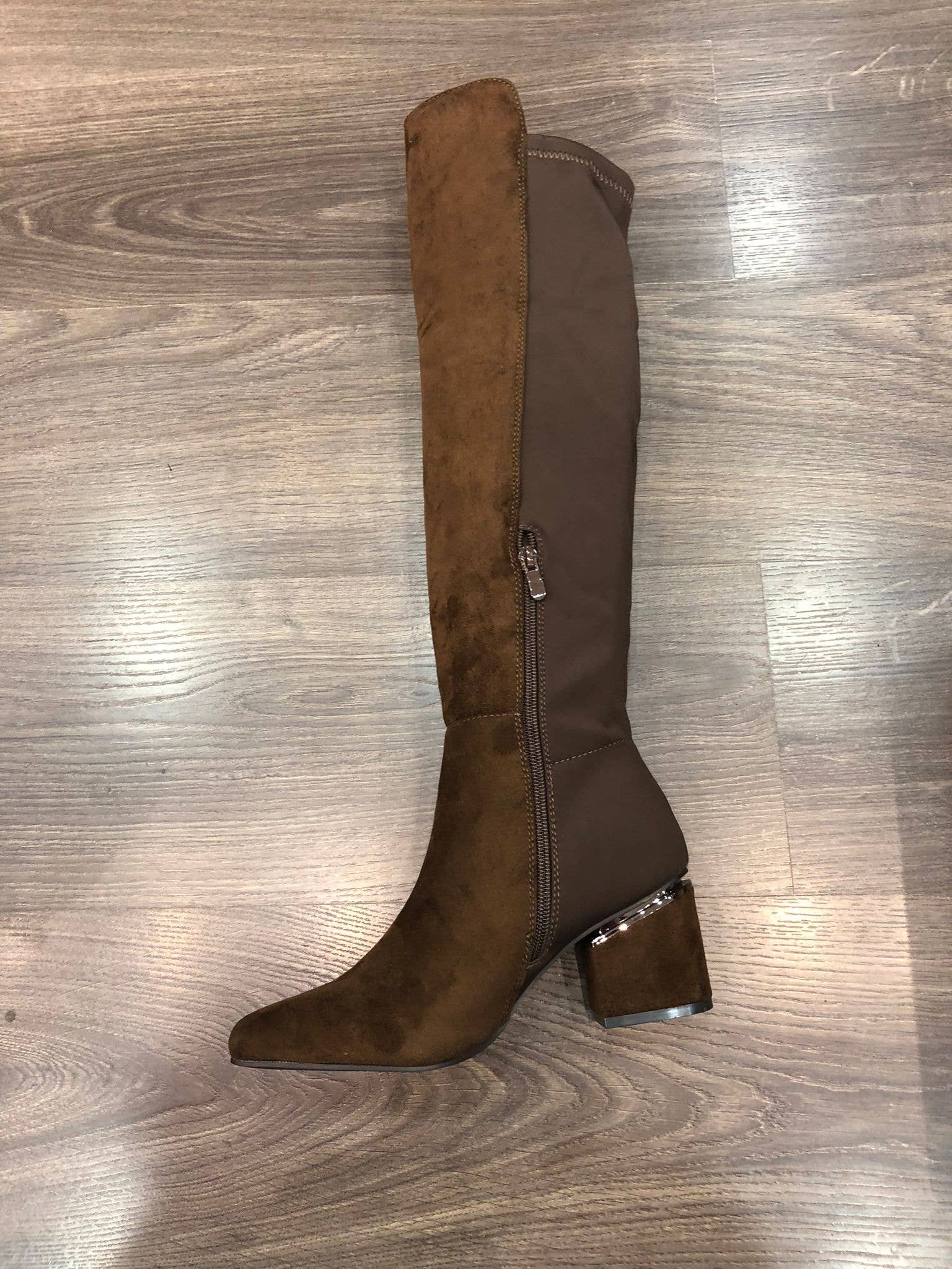 Vera Shop – Engroshandel Støvler - Dame – Elastisk støvle med ruskindseffekt og asymmetrisk elastik3