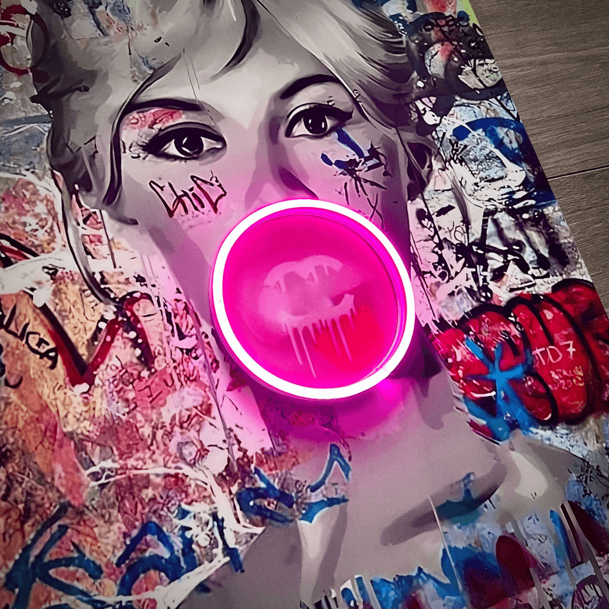 Lilla Brigitte Bardot Bubble V.1 | LED vægkunst for engroshandel på Faire1
