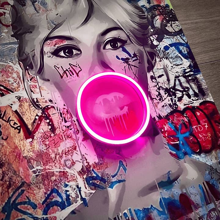Purple Brigitte Bardot Bubble V.1 | Led Wall Art in vendita all'ingrosso su Faire1